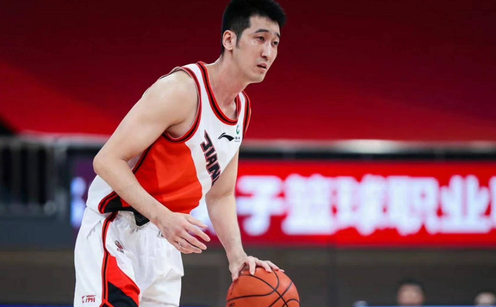 江苏男篮在场上展现出出色的表现,取得胜利 江苏男篮在场上展现出出色的表现,取得胜利