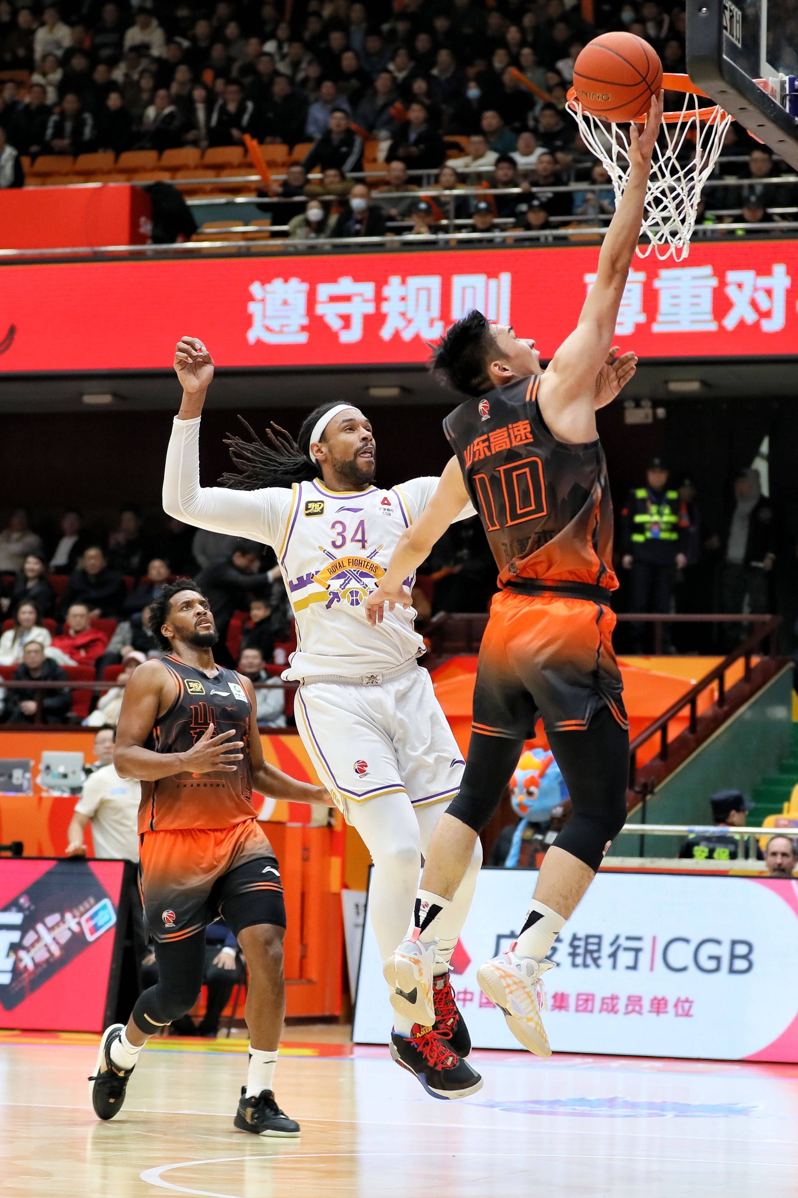 江苏男篮在场上展现出出色的表现,取得胜利 江苏男篮在场上展现出出色的表现,取得胜利